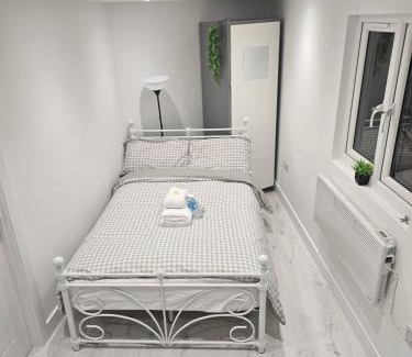 Dartford House | Modern Double Room in Dartford- Private Entrance