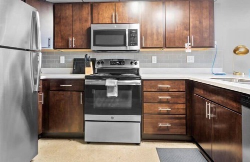 Downtown Des Moines Apartment | Modern Downtown Apt 1 Block from Arena with Gym