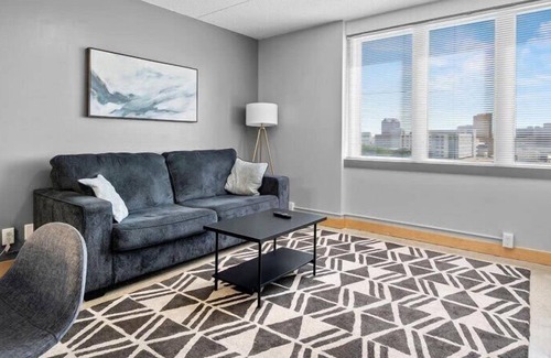 Downtown Des Moines Apartment | Modern Downtown Apt 1 Block from Arena with Gym