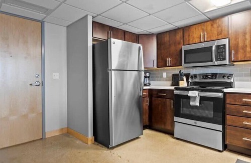 Downtown Des Moines Apartment | Modern Downtown Apt 1 Block from Arena with Gym