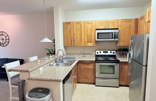 Vernon Apartment | Modern DTLA Apt with City View/Private Parking