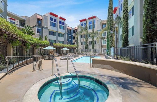 Vernon Apartment | Modern DTLA Apt with City View/Private Parking