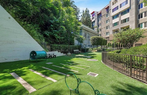 Vernon Apartment | Modern DTLA Apt with City View/Private Parking