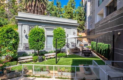 Vernon Apartment | Modern DTLA Apt with City View/Private Parking