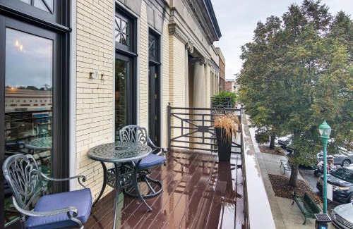 Hendersonville Apartment | Modern Dtwn Condo with Balcony in Hendersonville