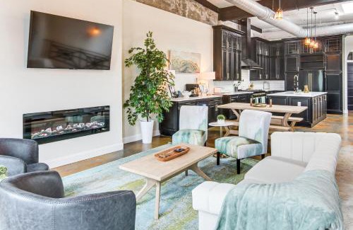 Hendersonville Apartment | Modern Dtwn Condo with Balcony in Hendersonville
