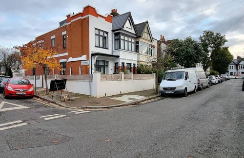 South Acton Apartment | Modern duplex in Ealing Common