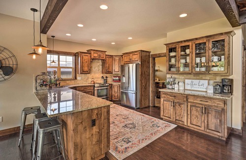 Redmond House | Modern Eagle Crest Escape w/Patio & 2 Balconies!