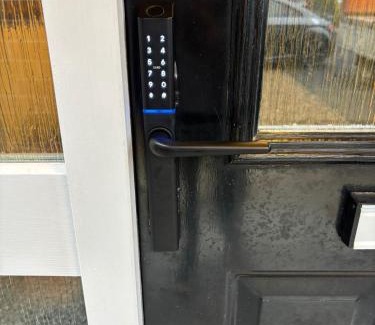 Welford House | Modern Elm Tree House with Cinema 6 Bedroom sleeps 12