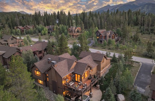 Breckenridge House | Modern Estate, Walk to Shuttle, Hot Tub, Arcade, Views!