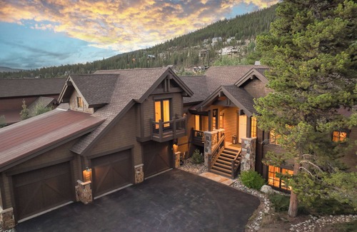 Breckenridge House | Modern Estate, Walk to Shuttle, Hot Tub, Arcade, Views!