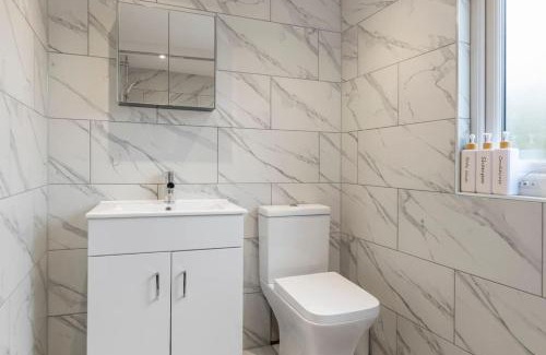 Waltham Abbey Apartment | Modern Family Home Waltham Abbey Free Parking
