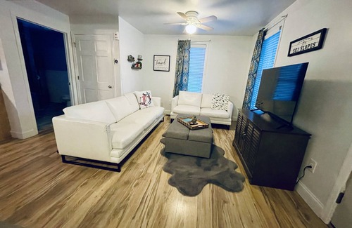 Wakefield House | Modern Family Style Getaway -Wakefield UP House for up to 8!