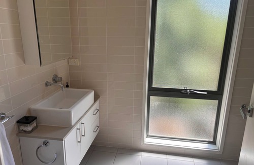 Lyneham House | Modern family townhouse in central Canberra location.