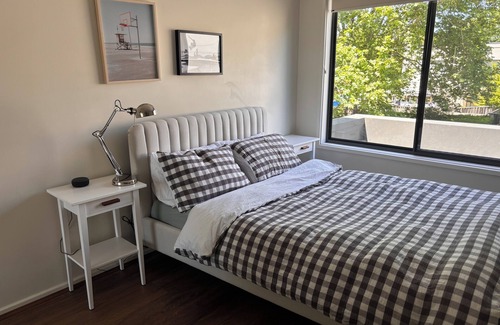 Lyneham House | Modern family townhouse in central Canberra location.