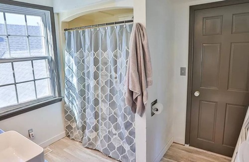 Booneville Other | Modern Farmhouse with pond and large deck close to wineries and covered bridges
