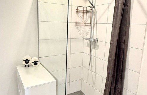 Neureut Sudlicher Teil Apartment | Modern Flat | washing machine, underfloor heating, rain shower