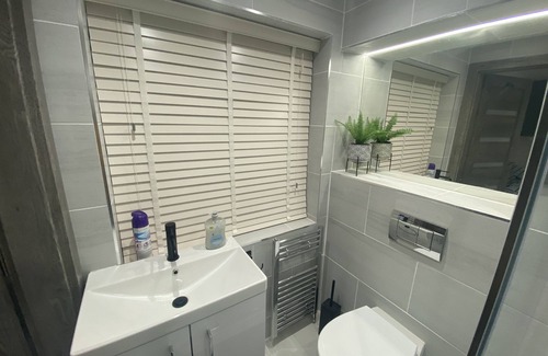 Sutton Coldfield Apartment | Modern fully independent studio on golf-course.