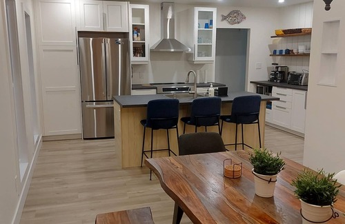 Brights Grove House | Modern Fun Beach House 1 Blk to Lake - 3BDRM 3BA w/Backyard BBQ & Fire Table