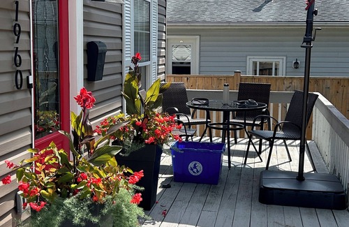 Brights Grove House | Modern Fun Beach House 1 Blk to Lake - 3BDRM 3BA w/Backyard BBQ & Fire Table