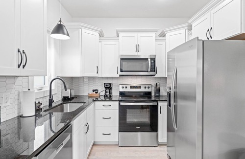 Clarksville House | Modern Getaway walkable to Downtown Clarksville!