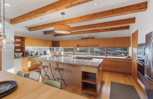 Alyeska House | Modern Girdwood House w/Hot Tub, Sauna, and Fire Place