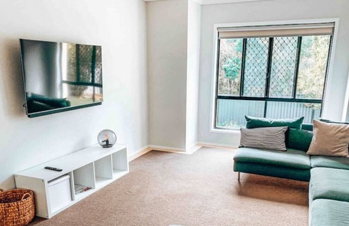 Reedy Creek House | Modern Gold Coast pad, pool 4bed sleeps 7+