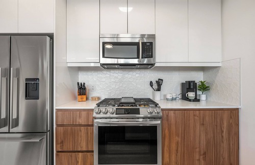 Sunnyside Apartment | Modern Ground-Level Suite UG Parking, AC, C-Train