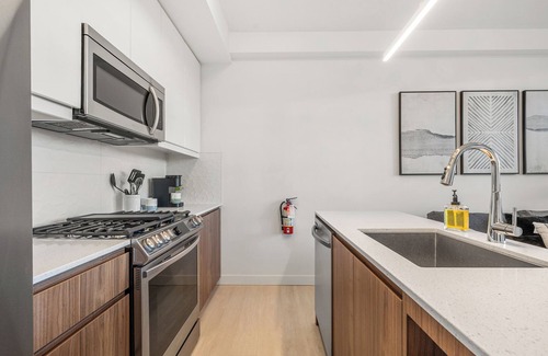 Sunnyside Apartment | Modern Ground-Level Suite UG Parking, AC, C-Train