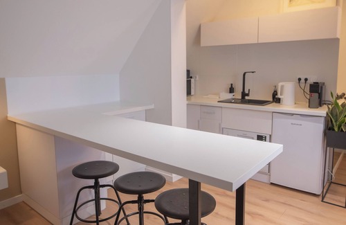 Schnelsen Apartment | Modern Hamburg apartment. The large bright room + private bathroom