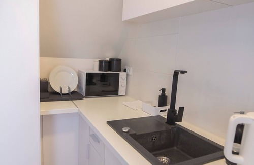 Schnelsen Apartment | Modern Hamburg apartment. The large bright room + private bathroom
