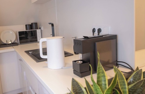 Schnelsen Apartment | Modern Hamburg apartment. The large bright room + private bathroom