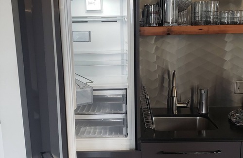 Kerns Apartment | Modern high-rise apartment minutes from Downtown Portland. Great view!