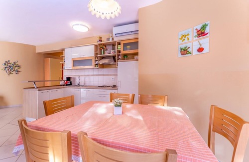 Baska Apartment | Modern holiday flat with garden, deckchair, WiFi, air conditioning