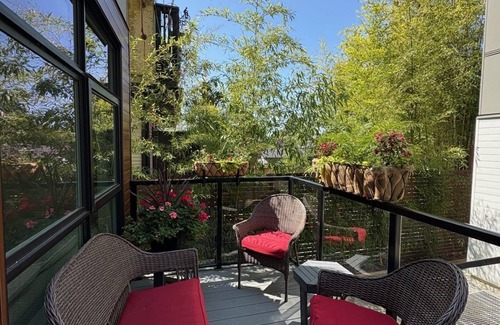Grandview-Woodland House | Modern home 2 blocks from "the Drive", one of the coolest streets in the world!