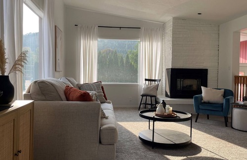 Trail House | Modern Home - 3 BD, 2 Bath, Laundry & Full Kitchen