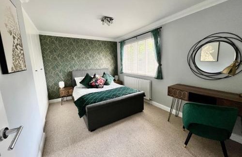 Birmingham Apartment | Modern Home, Close to the City Centre with Parking