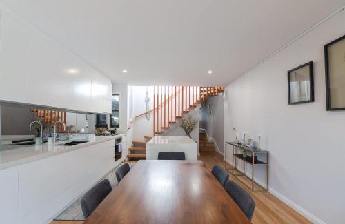 Erskineville House | Modern Home in Erskineville w AC and Parking