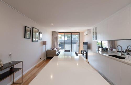 Erskineville House | Modern Home in Erskineville w AC and Parking