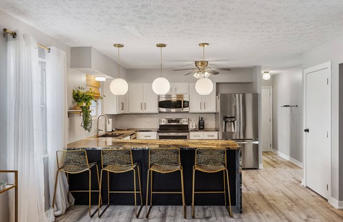 Parkdale House | Modern home near highways, king beds, ping pong table