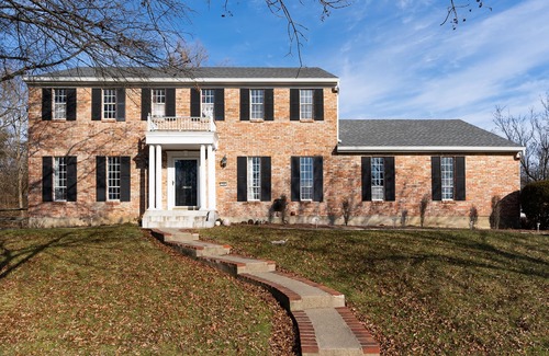 Parkdale House | Modern home near highways, king beds, ping pong table