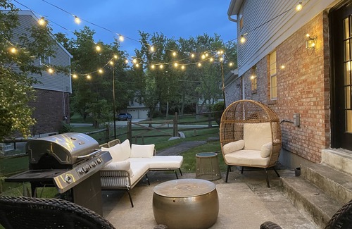 Parkdale House | Modern home near highways, king beds, ping pong table