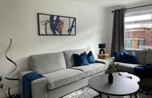 Livingston House | Modern Home Near To Airport Free Parking & Wifi