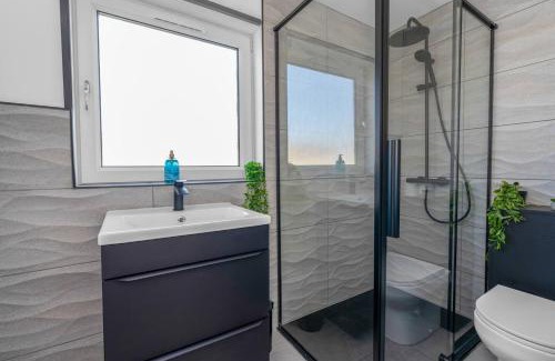 Livingston House | Modern Home Near To Airport Free Parking & Wifi