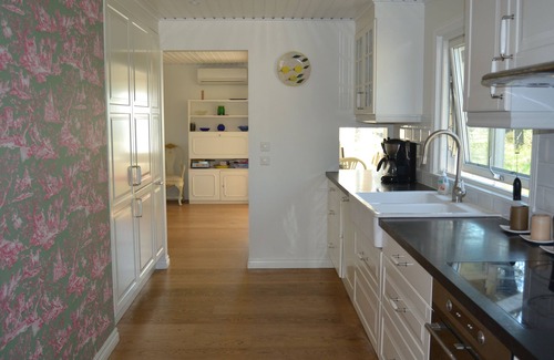 Ingaro Cottage | Modern homes. Unique unabashedly location with sea views, sea