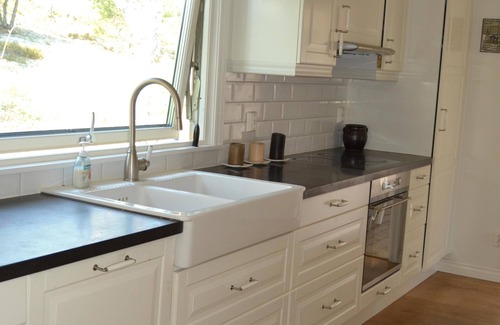 Ingaro Cottage | Modern homes. Unique unabashedly location with sea views, sea