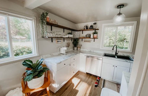 Grants Pass House | Modern House in the Heart of Grants Pass with Hot Tub and Fire Pit