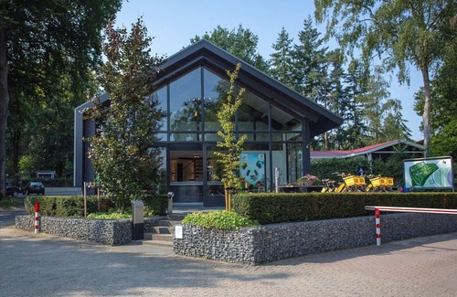 Rhenen Ski Chalet | Modern house with roof in Rhenen