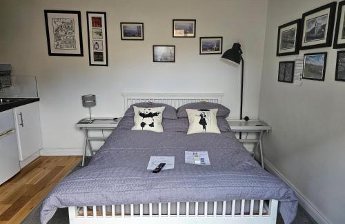 Hanham Apartment | Modern immaculate studio with AC & parking, outside the CAZ