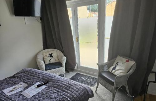 Hanham Apartment | Modern immaculate studio with AC & parking, outside the CAZ